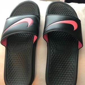 Women’s Size 7 1/2 Nike slide sandals
